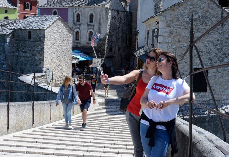 Turisti u Mostaru - Turizam u HNŽ-u: Izuzetno uspješna godina, Mostar dobio posebno priznanje